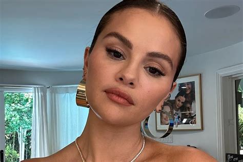 Selena Gomez posts nude photo on Instagram to。